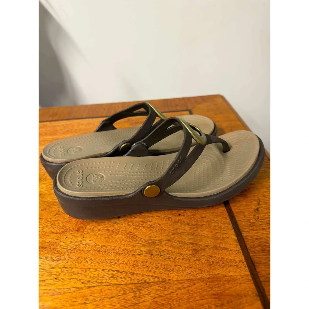 Crocs Women's 8 Sanrah Circle Wedge Sandals Brown Tan Gold Thong Flip Flops